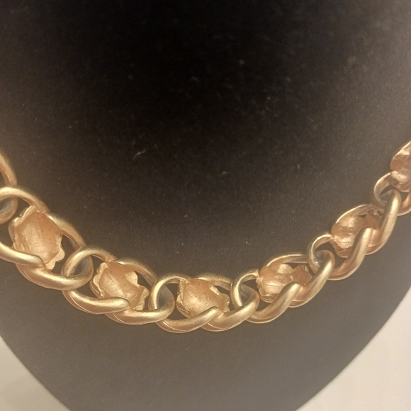 TOGGLE thick Gold Necklace - Picture 3 of 9